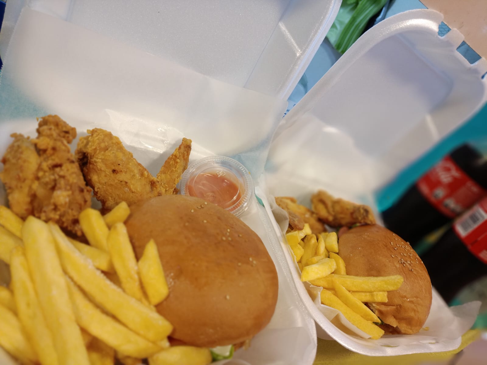 Combo Blink de hamburguesa, alitas y papas listo para una entrega nocturna