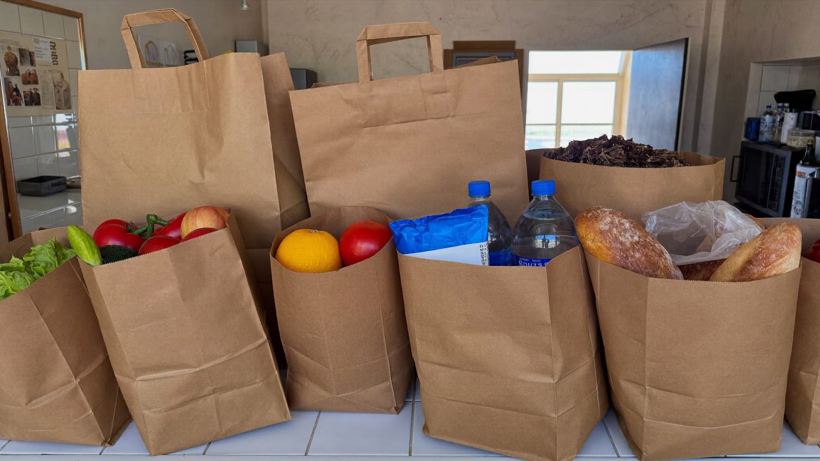 Persona cargando bolsas de compras al salir de una tienda local
